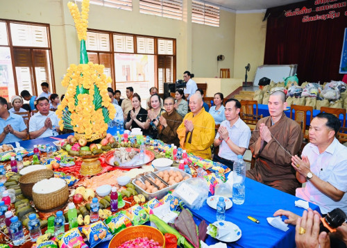 Ban Trị sự GHPGVN tỉnh Thanh Hóa chúc mừng, tặng quà nhân dịp Tết cổ truyền Bunpimay